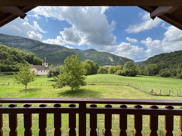 Maison spacieuse à vendre à Thoirette -  5 chambres, 2 salles d'eau cuisine ,salon séjour, garage , appentis,