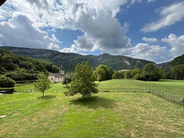 Maison spacieuse à vendre à Thoirette -  5 chambres, 2 salles d'eau cuisine ,salon séjour, garage , appentis,