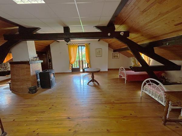 Maison spacieuse à vendre à Thoirette -  5 chambres, 2 salles d'eau cuisine ,salon séjour, garage , appentis,