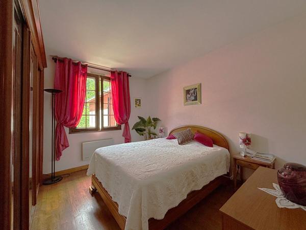 Maison spacieuse à vendre à Thoirette -  5 chambres, 2 salles d'eau cuisine ,salon séjour, garage , appentis,