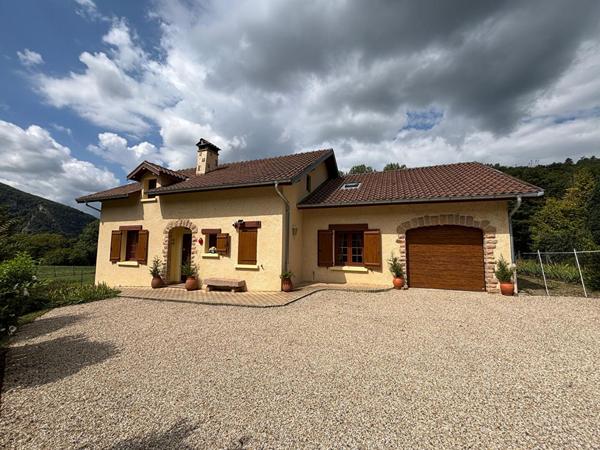 Maison spacieuse à vendre à Thoirette -  5 chambres, 2 salles d'eau cuisine ,salon séjour, garage , appentis,