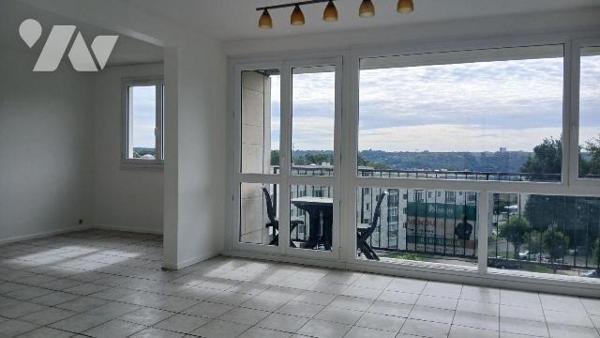 Un appartement rénové au 4ème étage avec ascenseur comprenant :
une entrée avec placard, un sé...