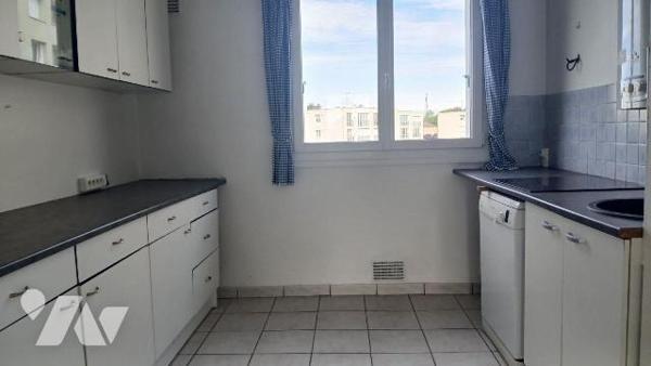 Un appartement rénové au 4ème étage avec ascenseur comprenant :
une entrée avec placard, un sé...