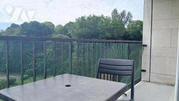 Un appartement rénové au 4ème étage avec ascenseur comprenant :
une entrée avec placard, un sé...