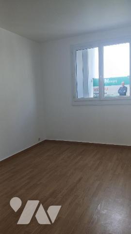 Un appartement rénové au 4ème étage avec ascenseur comprenant :
une entrée avec placard, un sé...