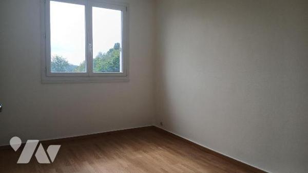 Un appartement rénové au 4ème étage avec ascenseur comprenant :
une entrée avec placard, un sé...