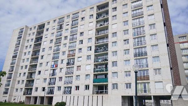 Un appartement rénové au 4ème étage avec ascenseur comprenant :
une entrée avec placard, un sé...
