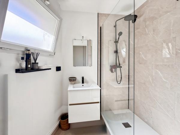 Hyper centre Angers vue Maine : Appartement 5 pièces quai Gambetta avec ascenseur, loggia et place de parking