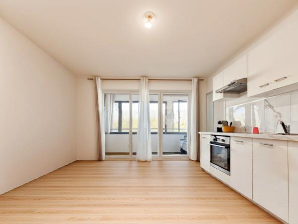 Hyper centre Angers vue Maine : Appartement 5 pièces quai Gambetta avec ascenseur, loggia et place de parking