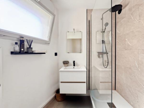 Hyper centre Angers vue Maine : Appartement 5 pièces quai Gambetta avec ascenseur, loggia et place de parking