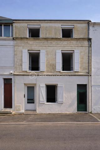 Idéalement situé à Bergerac (24100), à proximité immédiate de la gare et du centre-ville accessible à pied, cet immeuble de rapport en très bon état général comprend 4 appartements indépendants parfaitement entretenus par les propriétaires.
L’ensemble offre une rentabilité immédiate avec 28 000 € de revenus locatifs annuels, idéal pour un investisseur souhaitant un placement immobilier sécurisé et simple à gérer.
Aucun travaux à prévoir.
Gestion facilitée grâce aux compteurs individuels électricité et eau pour chaque logement, tout à l’égout.

💰 RENTABILITÉ
✔ Revenus locatifs : 28 000 € / an
Bien idéal pour :
    • investissement locatif
    • immeuble de rapport
    • placement immobilier
    • constitution de patrimoine

📍 EMPLACEMENT RECHERCHÉ
✔ Proche gare de Bergerac
✔ Centre-ville accessible à pied
✔ Proximité commerces et services
✔ Secteur recherché pour la location

🏢 IMMEUBLE EN TRÈS BON ÉTAT
✔ Immeuble entretenu régulièrement par les propriétaires
✔ Aucun travaux à prévoir
✔ Double vitrage
✔ Chauffage électrique
✔ VMC hygroréglable
Diagnostics énergétiques :
✔ 3 appartements classés DPE C
✔ 1 appartement classé DPE D limite C

📍 COMPOSITION DE L’IMMEUBLE
Appartement 1 – RDC gauche – T3 – 62,80 m²
Cuisine ouverte sur séjour : 30,54 m²
Chambre 1 : 10,27 m²
Chambre 2 : 10,30 m²
Dressing : 3,14 m²
Buanderie
WC indépendant

Appartement 2 – 1er étage gauche – T3 – 80 m²
Appartement spacieux et lumineux avec prestations identiques.

Appartement 3 – 2e étage gauche – T2 – 35,84 m²
Cuisine ouverte sur séjour : 19,50 m²
Chambre parquet : 13,73 m²
Salle d’eau avec WC
Interphone et volets électriques.

Appartement 4 – 2e étage droite – T2 – 35,84 m²
Configuration identique au précédent appartement + Pac.

⚙️ ÉQUIPEMENTS
✔ 4 compteurs électriques individuels
✔ 4 compteurs d’eau individuels
✔ Double vitrage
✔ Chauffage électrique
Gestion locative simple.

📊 SURFACES
Appartement 1 : 62,80 m²
Appartement 2 : 80,00 m²
Appartement 3 : 35,84 m²
Appartement 4 : 35,84 m²
➡ Surface totale : 214,48 m² habitables + Communs

ℹ️ Dans le cadre de la vente, une copropriété sera créée entre les propriétaires actuels et le futur acquéreur.
Le bien vendu correspondra à l’immeuble comprenant les 4 appartements, tandis que les propriétaires conserveront un loft d’environ 200 m² situé à l’arrière de l’immeuble.
Les modalités de cette copropriété seront définies avec les acquéreurs lors de la vente.

⭐ LES ATOUTS
✔ Immeuble de rapport clé en main
✔ Rentabilité immédiate
✔ Pas de travaux à prévoir
✔ Compteurs individuels
✔ Immeuble entretenu
✔ Proche gare et centre-ville à pied
✔ Taxe foncière : environ 2 000 €

📞 Visites possibles sur rendez-vous.
