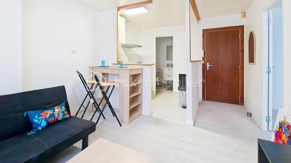Idéalement situé à Bergerac (24100), à proximité immédiate de la gare et du centre-ville accessible à pied, cet immeuble de rapport en très bon état général comprend 4 appartements indépendants parfaitement entretenus par les propriétaires.
L’ensemble offre une rentabilité immédiate avec 28 000 € de revenus locatifs annuels, idéal pour un investisseur souhaitant un placement immobilier sécurisé et simple à gérer.
Aucun travaux à prévoir.
Gestion facilitée grâce aux compteurs individuels électricité et eau pour chaque logement, tout à l’égout.

💰 RENTABILITÉ
✔ Revenus locatifs : 28 000 € / an
Bien idéal pour :
    • investissement locatif
    • immeuble de rapport
    • placement immobilier
    • constitution de patrimoine

📍 EMPLACEMENT RECHERCHÉ
✔ Proche gare de Bergerac
✔ Centre-ville accessible à pied
✔ Proximité commerces et services
✔ Secteur recherché pour la location

🏢 IMMEUBLE EN TRÈS BON ÉTAT
✔ Immeuble entretenu régulièrement par les propriétaires
✔ Aucun travaux à prévoir
✔ Double vitrage
✔ Chauffage électrique
✔ VMC hygroréglable
Diagnostics énergétiques :
✔ 3 appartements classés DPE C
✔ 1 appartement classé DPE D limite C

📍 COMPOSITION DE L’IMMEUBLE
Appartement 1 – RDC gauche – T3 – 62,80 m²
Cuisine ouverte sur séjour : 30,54 m²
Chambre 1 : 10,27 m²
Chambre 2 : 10,30 m²
Dressing : 3,14 m²
Buanderie
WC indépendant

Appartement 2 – 1er étage gauche – T3 – 80 m²
Appartement spacieux et lumineux avec prestations identiques.

Appartement 3 – 2e étage gauche – T2 – 35,84 m²
Cuisine ouverte sur séjour : 19,50 m²
Chambre parquet : 13,73 m²
Salle d’eau avec WC
Interphone et volets électriques.

Appartement 4 – 2e étage droite – T2 – 35,84 m²
Configuration identique au précédent appartement + Pac.

⚙️ ÉQUIPEMENTS
✔ 4 compteurs électriques individuels
✔ 4 compteurs d’eau individuels
✔ Double vitrage
✔ Chauffage électrique
Gestion locative simple.

📊 SURFACES
Appartement 1 : 62,80 m²
Appartement 2 : 80,00 m²
Appartement 3 : 35,84 m²
Appartement 4 : 35,84 m²
➡ Surface totale : 214,48 m² habitables + Communs

ℹ️ Dans le cadre de la vente, une copropriété sera créée entre les propriétaires actuels et le futur acquéreur.
Le bien vendu correspondra à l’immeuble comprenant les 4 appartements, tandis que les propriétaires conserveront un loft d’environ 200 m² situé à l’arrière de l’immeuble.
Les modalités de cette copropriété seront définies avec les acquéreurs lors de la vente.

⭐ LES ATOUTS
✔ Immeuble de rapport clé en main
✔ Rentabilité immédiate
✔ Pas de travaux à prévoir
✔ Compteurs individuels
✔ Immeuble entretenu
✔ Proche gare et centre-ville à pied
✔ Taxe foncière : environ 2 000 €

📞 Visites possibles sur rendez-vous.