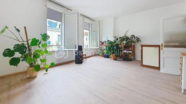Idéalement situé à Bergerac (24100), à proximité immédiate de la gare et du centre-ville accessible à pied, cet immeuble de rapport en très bon état général comprend 4 appartements indépendants parfaitement entretenus par les propriétaires.
L’ensemble offre une rentabilité immédiate avec 28 000 € de revenus locatifs annuels, idéal pour un investisseur souhaitant un placement immobilier sécurisé et simple à gérer.
Aucun travaux à prévoir.
Gestion facilitée grâce aux compteurs individuels électricité et eau pour chaque logement, tout à l’égout.

💰 RENTABILITÉ
✔ Revenus locatifs : 28 000 € / an
Bien idéal pour :
    • investissement locatif
    • immeuble de rapport
    • placement immobilier
    • constitution de patrimoine

📍 EMPLACEMENT RECHERCHÉ
✔ Proche gare de Bergerac
✔ Centre-ville accessible à pied
✔ Proximité commerces et services
✔ Secteur recherché pour la location

🏢 IMMEUBLE EN TRÈS BON ÉTAT
✔ Immeuble entretenu régulièrement par les propriétaires
✔ Aucun travaux à prévoir
✔ Double vitrage
✔ Chauffage électrique
✔ VMC hygroréglable
Diagnostics énergétiques :
✔ 3 appartements classés DPE C
✔ 1 appartement classé DPE D limite C

📍 COMPOSITION DE L’IMMEUBLE
Appartement 1 – RDC gauche – T3 – 62,80 m²
Cuisine ouverte sur séjour : 30,54 m²
Chambre 1 : 10,27 m²
Chambre 2 : 10,30 m²
Dressing : 3,14 m²
Buanderie
WC indépendant

Appartement 2 – 1er étage gauche – T3 – 80 m²
Appartement spacieux et lumineux avec prestations identiques.

Appartement 3 – 2e étage gauche – T2 – 35,84 m²
Cuisine ouverte sur séjour : 19,50 m²
Chambre parquet : 13,73 m²
Salle d’eau avec WC
Interphone et volets électriques.

Appartement 4 – 2e étage droite – T2 – 35,84 m²
Configuration identique au précédent appartement + Pac.

⚙️ ÉQUIPEMENTS
✔ 4 compteurs électriques individuels
✔ 4 compteurs d’eau individuels
✔ Double vitrage
✔ Chauffage électrique
Gestion locative simple.

📊 SURFACES
Appartement 1 : 62,80 m²
Appartement 2 : 80,00 m²
Appartement 3 : 35,84 m²
Appartement 4 : 35,84 m²
➡ Surface totale : 214,48 m² habitables + Communs

ℹ️ Dans le cadre de la vente, une copropriété sera créée entre les propriétaires actuels et le futur acquéreur.
Le bien vendu correspondra à l’immeuble comprenant les 4 appartements, tandis que les propriétaires conserveront un loft d’environ 200 m² situé à l’arrière de l’immeuble.
Les modalités de cette copropriété seront définies avec les acquéreurs lors de la vente.

⭐ LES ATOUTS
✔ Immeuble de rapport clé en main
✔ Rentabilité immédiate
✔ Pas de travaux à prévoir
✔ Compteurs individuels
✔ Immeuble entretenu
✔ Proche gare et centre-ville à pied
✔ Taxe foncière : environ 2 000 €

📞 Visites possibles sur rendez-vous.