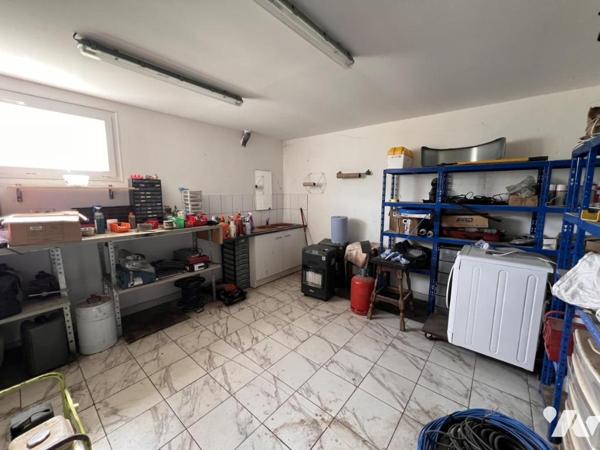 BÂTIMENT PROFESSIONNEL 484 m² – TERRAIN CLOS 3 000 m² – ZONE ARTISANALE
