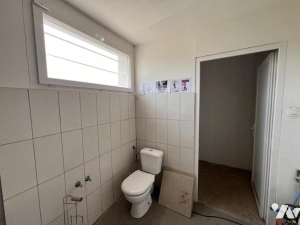 BÂTIMENT PROFESSIONNEL 484 m² – TERRAIN CLOS 3 000 m² – ZONE ARTISANALE