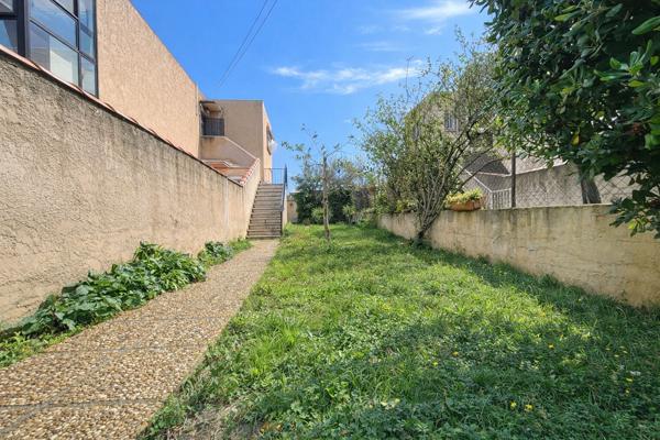 Marignane - À vendre un Appartement de type 4 pièces avec un jardin, une véranda et une place de stationnement privative