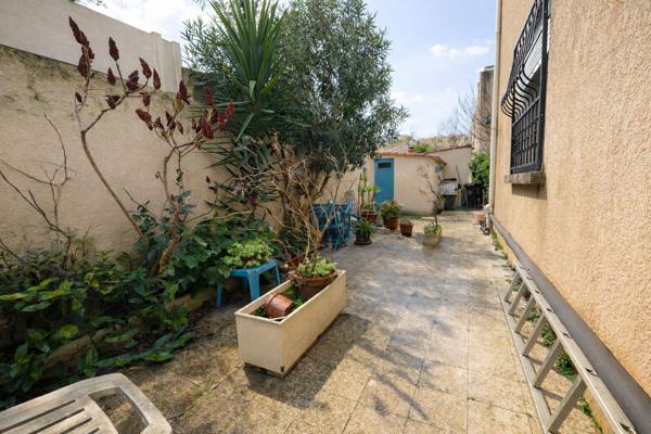 Marignane - À vendre un Appartement de type 4 pièces avec un jardin, une véranda et une place de stationnement privative