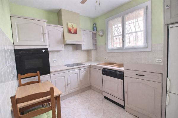 Marignane - À vendre un Appartement de type 4 pièces avec un jardin, une véranda et une place de stationnement privative