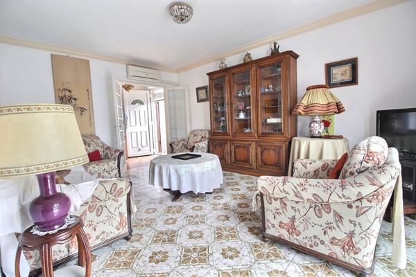 Marignane - À vendre un Appartement de type 4 pièces avec un jardin, une véranda et une place de stationnement privative