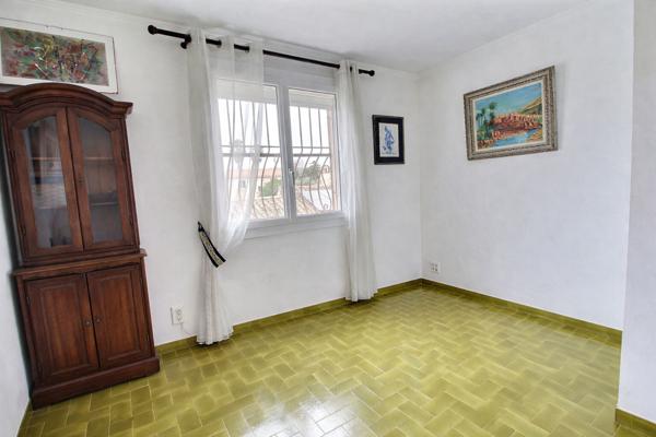 Marignane - À vendre un Appartement de type 4 pièces avec un jardin, une véranda et une place de stationnement privative