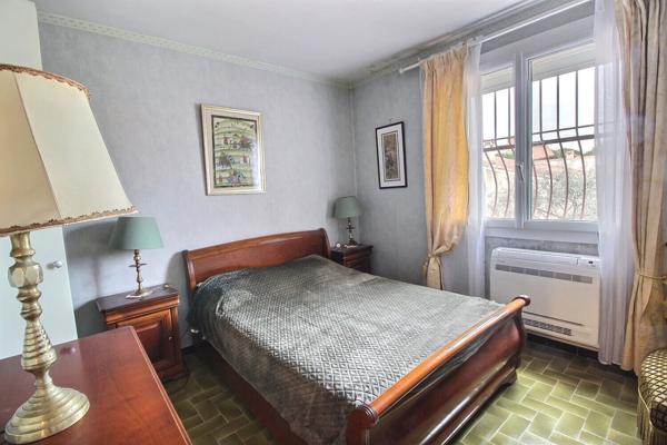 Marignane - À vendre un Appartement de type 4 pièces avec un jardin, une véranda et une place de stationnement privative