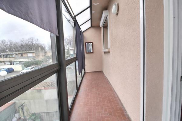 Marignane - À vendre un Appartement de type 4 pièces avec un jardin, une véranda et une place de stationnement privative