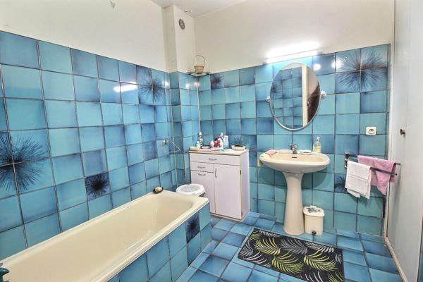 Marignane - À vendre un Appartement de type 4 pièces avec un jardin, une véranda et une place de stationnement privative