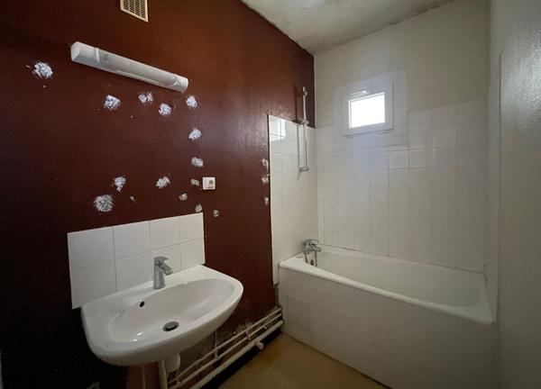 Appartement
         4 pièces
        - 71 m² 128 400 € *