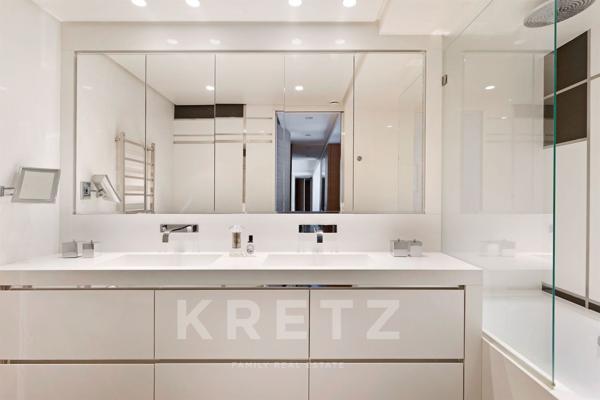 Appartement rénové par architecte avec balcons et vue Tour Eiffel - DPE C