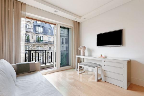 Appartement rénové par architecte avec balcons et vue Tour Eiffel - DPE C