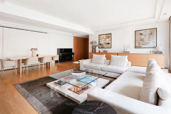 Appartement rénové par architecte avec balcons et vue Tour Eiffel - DPE C