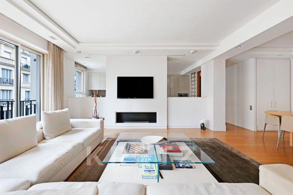 Appartement rénové par architecte avec balcons et vue Tour Eiffel - DPE C