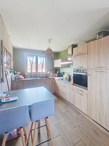 Maison individuelle plain-pied élevée sur sous-sol avec 4 chambres, jardin, garage et terrasse !