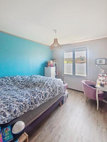 Maison individuelle plain-pied élevée sur sous-sol avec 4 chambres, jardin, garage et terrasse !