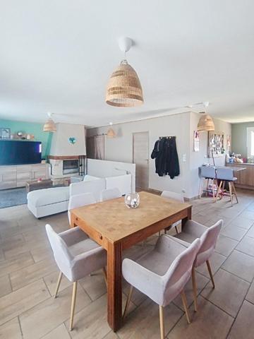 Maison individuelle plain-pied élevée sur sous-sol avec 4 chambres, jardin, garage et terrasse !