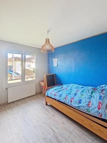 Maison individuelle plain-pied élevée sur sous-sol avec 4 chambres, jardin, garage et terrasse !