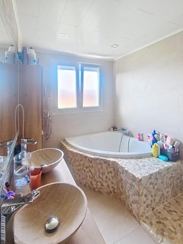 Maison individuelle plain-pied élevée sur sous-sol avec 4 chambres, jardin, garage et terrasse !