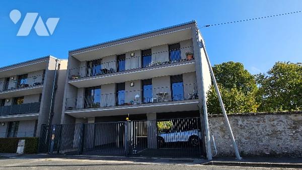 APPARTEMENT AU DERNIER ÉTAGE D'UNE RÉSIDENCE RÉCENTE ET BIEN ENTRETENUE