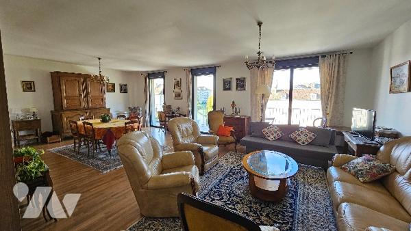 APPARTEMENT AU DERNIER ÉTAGE D'UNE RÉSIDENCE RÉCENTE ET BIEN ENTRETENUE