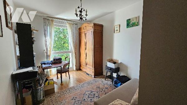 APPARTEMENT AU DERNIER ÉTAGE D'UNE RÉSIDENCE RÉCENTE ET BIEN ENTRETENUE