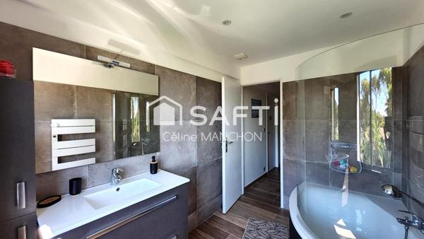 LE BRUSC-Luxe, volumes, et élégance à deux pas de la mer- Villa contemporaine de plus de 300 m2 rare sur le secteur recherché du Brusc