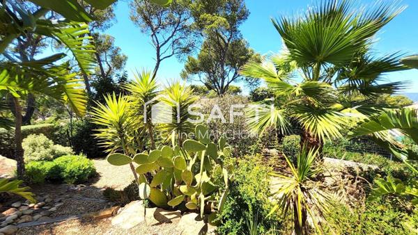 LE BRUSC-Luxe, volumes, et élégance à deux pas de la mer- Villa contemporaine de plus de 300 m2 rare sur le secteur recherché du Brusc