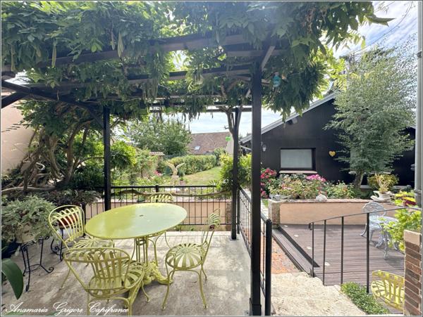 Courville-sur-Eure Maison de bourg 6 chambres, 250 m² habitables, terrain clos 565 m², piscine couverte chauffée