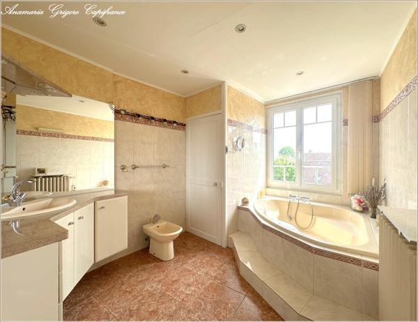 Courville-sur-Eure Maison de bourg 6 chambres, 250 m² habitables, terrain clos 565 m², piscine couverte chauffée