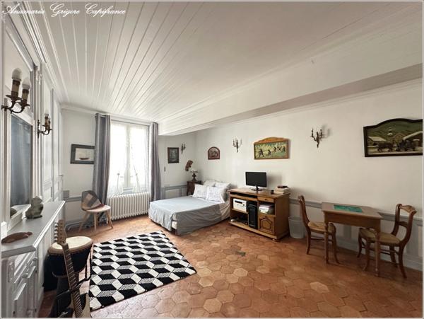 Courville-sur-Eure Maison de bourg 6 chambres, 250 m² habitables, terrain clos 565 m², piscine couverte chauffée