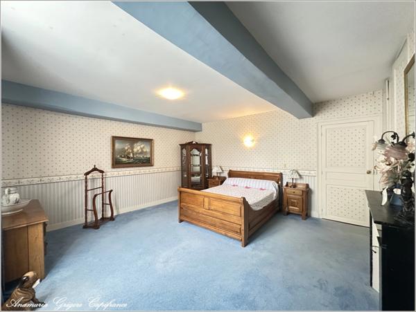 Courville-sur-Eure Maison de bourg 6 chambres, 250 m² habitables, terrain clos 565 m², piscine couverte chauffée