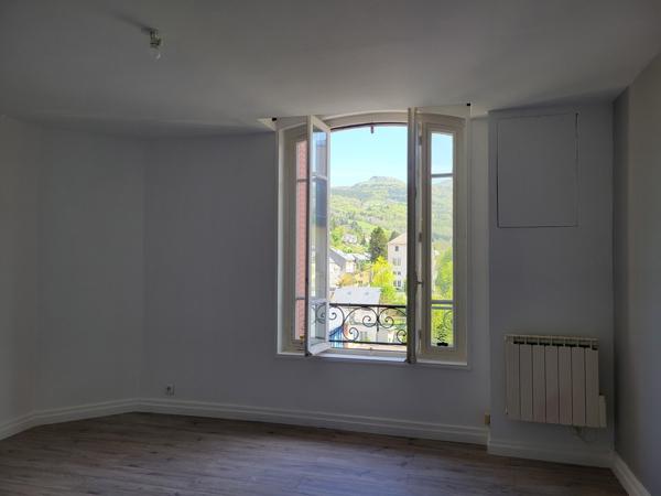 Spacieux appartement rénové 80 m2 - Vue sur Charlanne - Hyper centre
