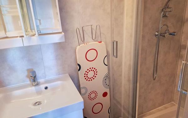 Immeuble à vendre    6 pièces • 118 m2 Néris-les-Bains