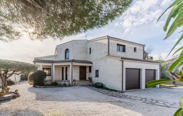 Vente Villa en pierre de taille de caractère à rafraîchir Bessan