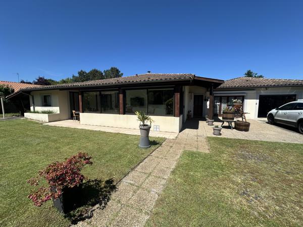 MAISON FAMILIALE SUR 1 800 m² AVEC PISCINE ET LOCAL COMMERCIAL